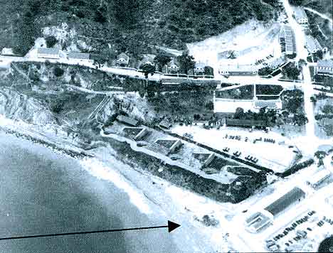 Figure 8.12 Circa 1943 aerial view looking west towards United States Army Fort Rosecrans showing Coast Artillery Battery Wilkeson, which was built in 1898. Fort Guijarros is located beneath the sand in the foreground (see arrow). Fort Guijarros Museum Foundation Photo Collection, P:04-7086. 