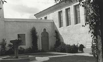 Figure 3.7 The garden patio court of the Women’s Gym. Courtesy of San Diego State University Library, University Archives, Photograph Collection.