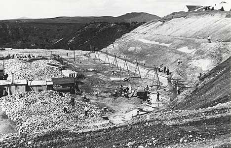 Figure 3.9 WPA workers digging the Aztec Bowl on February 1, 1936. Courtesy of San Diego State University Library, University Archives, Photograph Collection. 